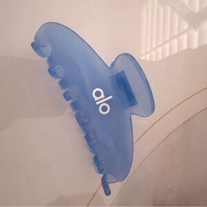 Alo 90s Claw Clip- Seashell Blue